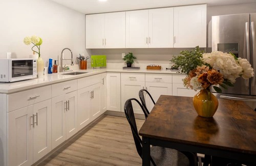 Bryn Mawr-Skyway Casa | Cozy and Bright Renovated 2B Lower (private entry)