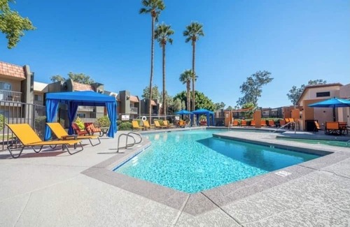 Mesa Apartamento | Cozy Spot: Near Hospitals/Airport - Workspace
