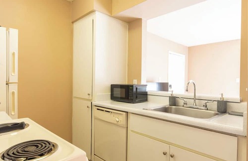 Mesa Apartamento | Cozy Spot: Near Hospitals/Airport - Workspace