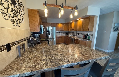 Washburn Otro | Cozy Farmhouse Getaway 10 min from Lost Island and Casino