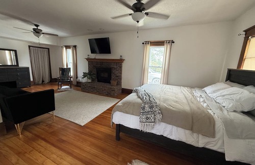 Washburn Otro | Cozy Farmhouse Getaway 10 min from Lost Island and Casino