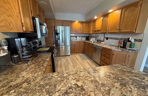 Washburn Otro | Cozy Farmhouse Getaway 10 min from Lost Island and Casino