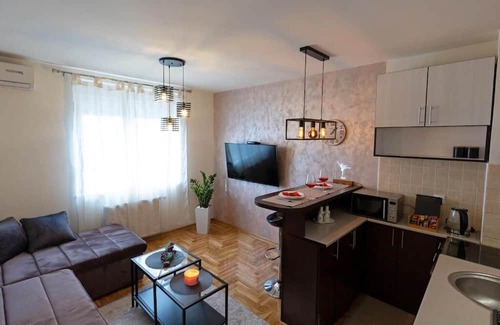 Novi Sad Apartamento | ENNA - Cozy 1-bedroom apartment with PRIVATE PARKING