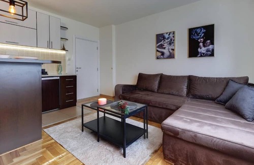 Novi Sad Apartamento | ENNA - Cozy 1-bedroom apartment with PRIVATE PARKING