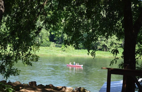 Flippin Cabina | Beautiful cedar cabin right on the Whiteriver