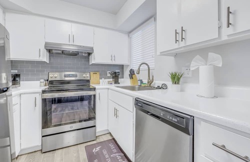Mesa Apartamento | Sanctuary - Near Hospitals/Airport - Work Spot