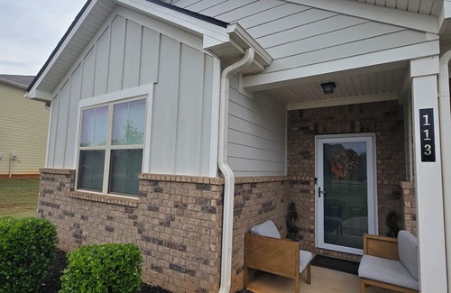Locust Grove Casa | n 4-bedroom house in awesome Locust Grove with fitness room, AC, WiFi