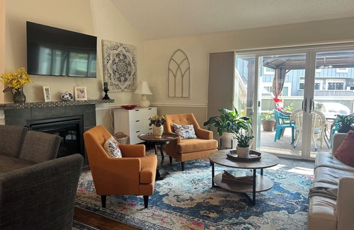 Lenexa Casa | Charming, 2 Bed, 1 bath one- level TH w private patio w/in 2 mi of hospital