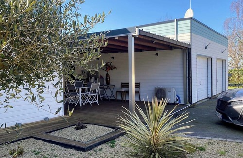 Neant-sur-Yvel Casa | Green room on ground floor 1 with bathroom in attractive wooden house