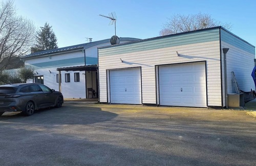 Neant-sur-Yvel Casa | Green room on ground floor 1 with bathroom in attractive wooden house