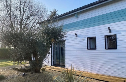 Neant-sur-Yvel Casa | Green room on ground floor 1 with bathroom in attractive wooden house