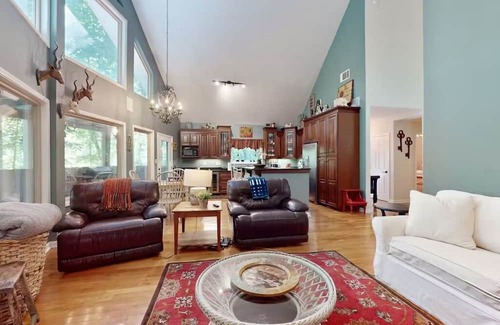 Cullowhee Cabaña | Charming 2-bedroom cottage with WiFi, AC in beautiful Cullowhee