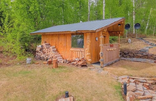 Harding-Birch Lakes Cabina | 3-bedroom Log Cabin in Charming Salcha with Free WiFi, Mountain Views & Private