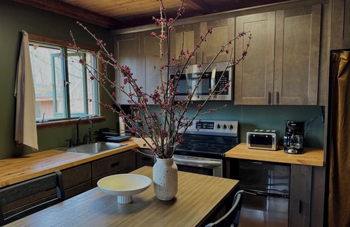 Sparrow Bush Cabina | Cozy cabin on 17 acres of nature, with workspace, yoga deck, bbq and fire pit