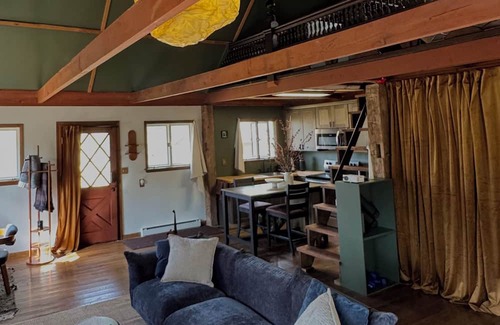 Sparrow Bush Cabina | Cozy cabin on 17 acres of nature, with workspace, yoga deck, bbq and fire pit