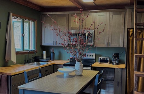 Sparrow Bush Cabina | Cozy cabin on 17 acres of nature, with workspace, yoga deck, bbq and fire pit