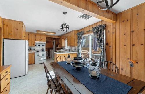 Al Tahoe Cabina | Regan Beach Cabin Retreat: 5BR home 1 block to Regan Beach, Lake Tahoe