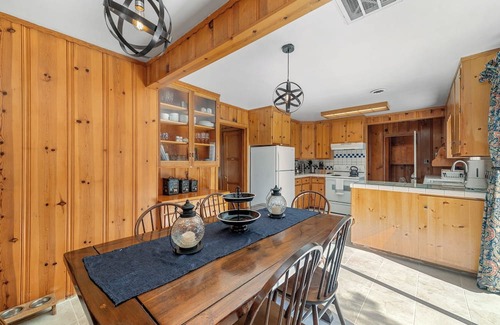 Al Tahoe Cabina | Regan Beach Cabin Retreat: 5BR home 1 block to Regan Beach, Lake Tahoe