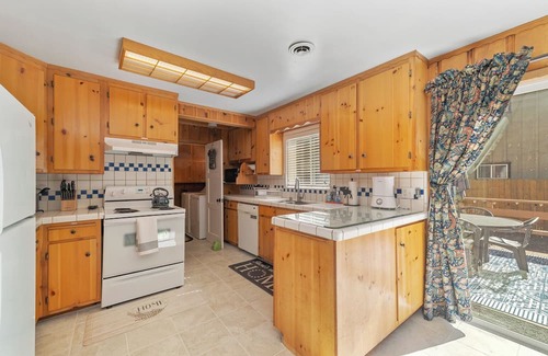 Al Tahoe Cabina | Regan Beach Cabin Retreat: 5BR home 1 block to Regan Beach, Lake Tahoe