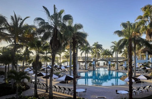 Hunt Club Casa | Pool View King Room at PGA National Resort - Sports Courts and Kid Fun