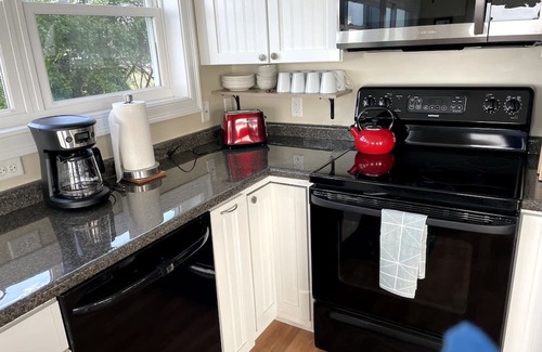Scarborough Cabaña | The Anchorage Cottage, Pine Point Maine, offers a wonderful vacation experience