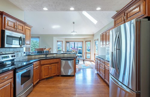 Carter Lake Casa | 5 bed 3 miles to downtown Omaha and CWS. Hot Tub, Pool Table & Dart Board