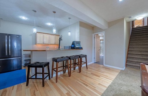 Carter Lake Casa | 5 bed 3 miles to downtown Omaha and CWS. Hot Tub, Pool Table & Dart Board