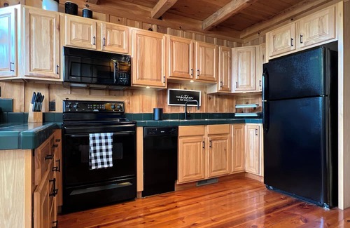 Six Mile Chalet De Esquí | THREE-LEVEL LAKEFRONT DESIGNER CHALET: ONLY 9 MILES FROM CLEMSON! Wi-Fi/AC