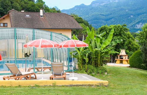Yenne Casa | Holiday Home 'L'orée Du Bois' with Mountain View, Wi-Fi and Air Conditioning