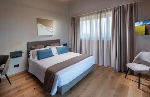 Castagnito Cama Y Desayuno | Large Deluxe Suite 101 with terrace - Relais PQlin & Winery.