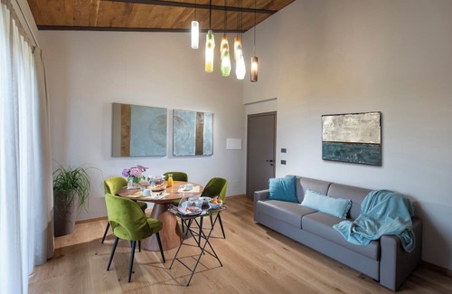 Castagnito Cama Y Desayuno | Large Deluxe Suite 101 with terrace - Relais PQlin & Winery.