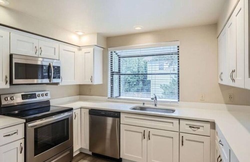 Federal Way Casa | A beautiful private bedroom in a peaceful neighborhood in Federal Way- Twin-lake