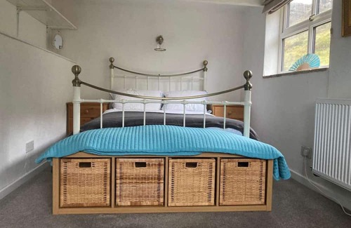 Hollinsclough Otro | Anroach Farm House in The Peak District (sleeps 20)