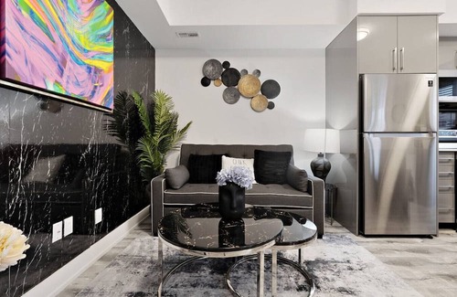 Niagara Falls Apartamento | Stylish 2BR Suite Located 7 Mins From the Falls and Sleeps 6 guests