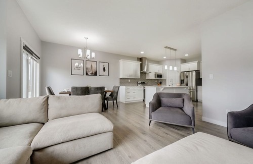 West Edmonton Casa | Luxurious West End Escape close to River cree casino and WEM