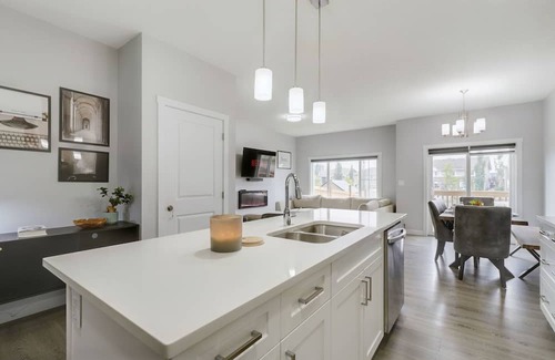 West Edmonton Casa | Luxurious West End Escape close to River cree casino and WEM