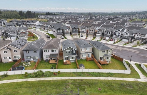 West Edmonton Casa | Luxurious West End Escape close to River cree casino and WEM