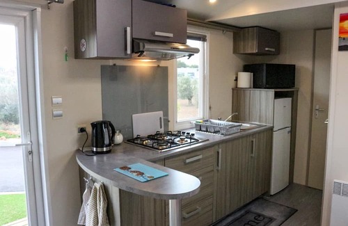 Benidorm Chalet De Esquí | Cozy 2-bedroom private chalet with all amenities close to charming Benidorm.