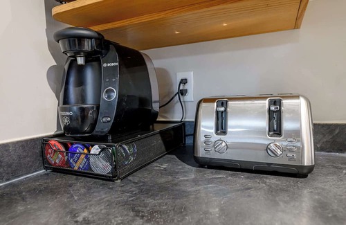 Grande Prairie Casa | King Bed | Workspace | Fast Wi-Fi | Long Stays OK