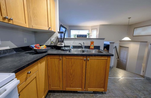 Grande Prairie Casa | King Bed | Workspace | Fast Wi-Fi | Long Stays OK