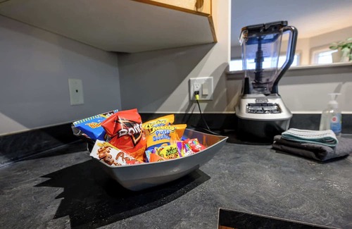 Grande Prairie Casa | King Bed | Workspace | Fast Wi-Fi | Long Stays OK