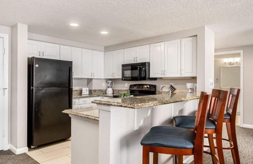Brush - Stewarts Complejo | Spacious 2-Bedroom Dlx. at Wyndham Ocean Walk: Beach Access, Pools & Family Fun!