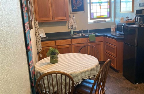 Glen Rose Cabina | Rhineland Farm Farmhouse. 20 min from DVSP, Fossil Rim, Cleburne State Park