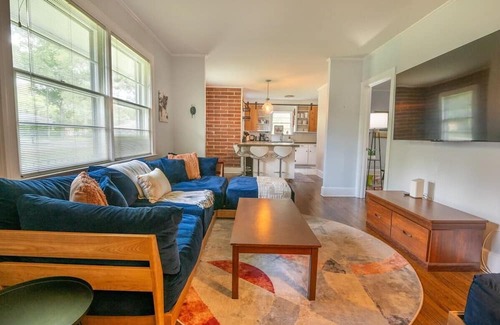 North Charleston Casa | Holmes Manor: 4br + Pool Table + Screen Porch!