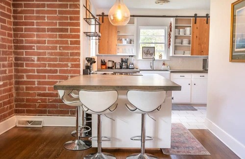 North Charleston Casa | Holmes Manor: 4br + Pool Table + Screen Porch!