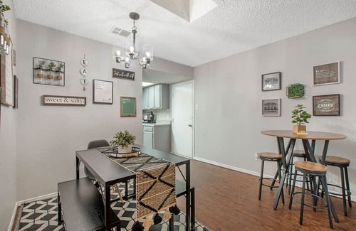 Arlington Casa | Walk to the Stadiums | 4 Beds | Garage Parking