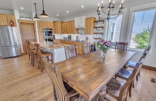 Corvallis Otro | Modern Farmhouse Three Bears Getaway