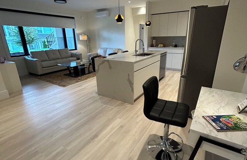 Lower Sumas Mountain Cama Y Desayuno | Luxury Suite situated on top of mountain in a prestigious location.