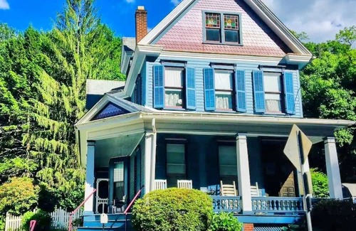 Ashfield Apartamento | Switzerland Dream, Cozy Room in Downtown Jim Thorpe, Walk to everything!