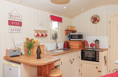 Kennerleigh Cabaña | SHEPHERDS BLISS, romantic, with hot tub in Cheriton Fitzpaine